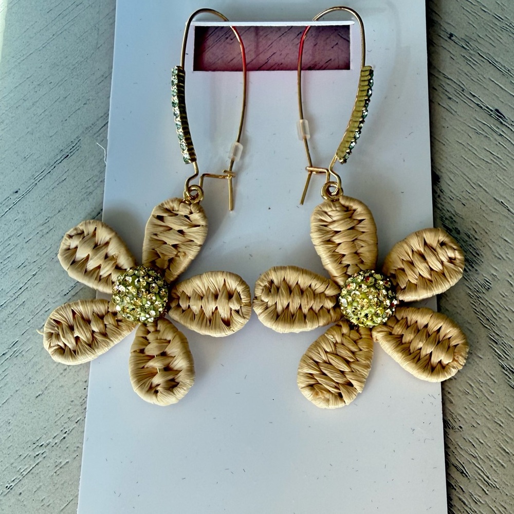 New Betsey Johnson Spring Chick Raffia Daisy Dangle Earrings - Picture 4 of 7